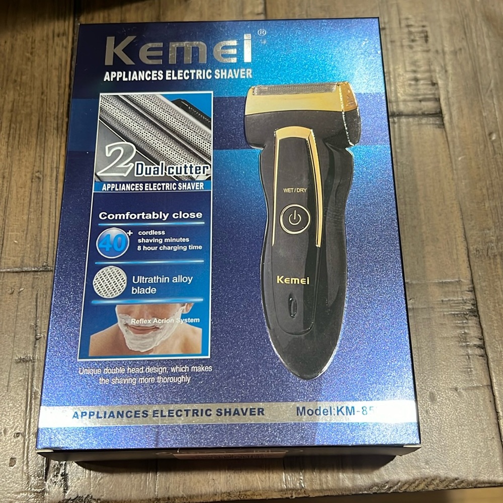 Black and Gold Electric Shaver